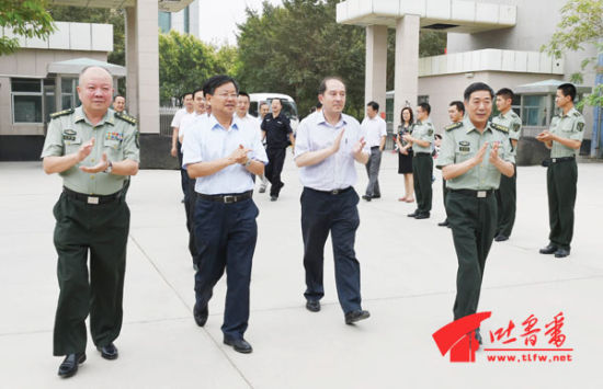 新疆吐鲁番地区领导节前慰问驻吐部队官兵