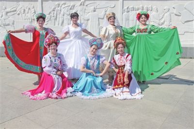 新疆塔城:五彩缤纷的俄罗斯族服饰
