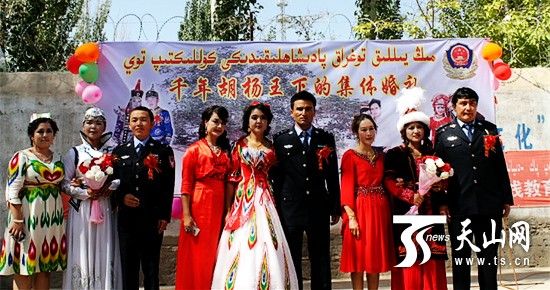 新疆岳普湖县基层派出所民警举行驼队上的集体