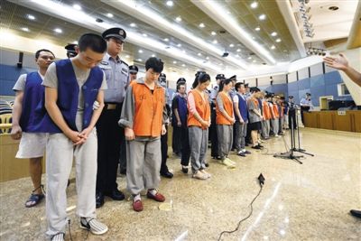 昨日,26名跨国电信诈骗嫌疑人在市一中院受审.