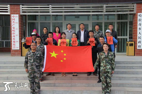阿合奇县开展"我与国旗合个影"活动
