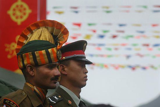 中印边境乃堆拉山口，一名印度士兵（左）与一名中国士兵在站岗。 CFP 资料