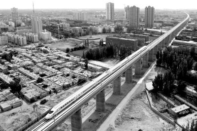 一列动车从兰新高铁新疆哈密特大桥上驶过（9月14日摄）。