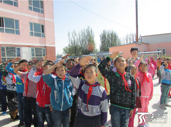 博湖县第二小学举行升国旗仪式纪念少年先锋队建队日