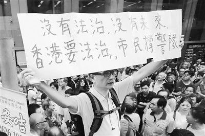 22日，香港市民聚集旺角力挺警察执法清理“占中”。 图片来源：香港大公报）