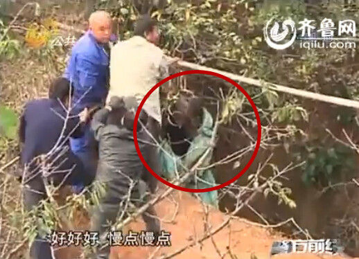 烟台老人上山割草坠井 营救27小时尸体被打捞上岸