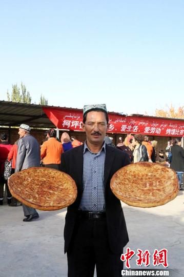 新疆柯坪办烤馕比赛 美味引众人围观_新浪新闻