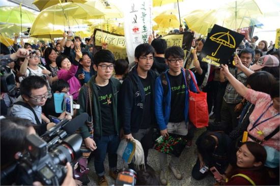 香港学联四名代表因回乡证失效未能登机闯京