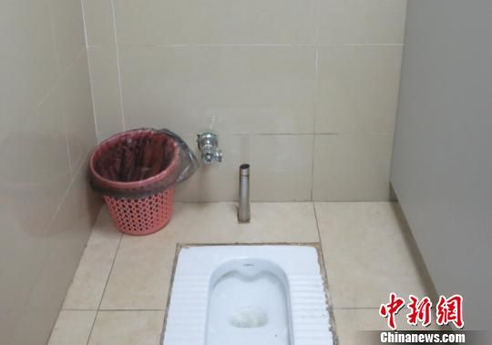 南京一男子专偷厕所脚踏冲洗阀 警方视频擒真