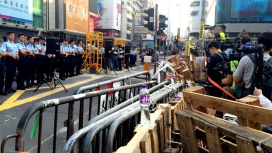 香港警方调派数千警员在旺角协助法院执行禁制令