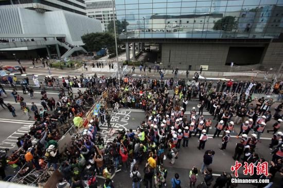 12月11日上午，香港非法“占领区”清除障礙物。原诉方代理人在金钟清障行动进行了两个半小时，已完全清除禁制令范围内所有非法障碍物。 中新社发 洪少葵 摄