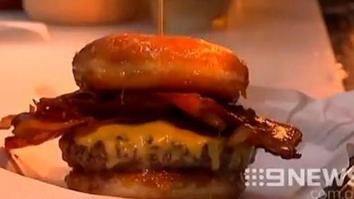 澳洲华裔老板发明甜甜圈汉堡 热量等于3个巨无