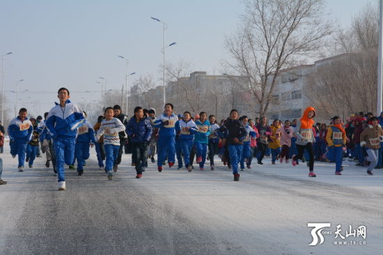 八师一四四团举办阳光体育长跑比赛增强学生体