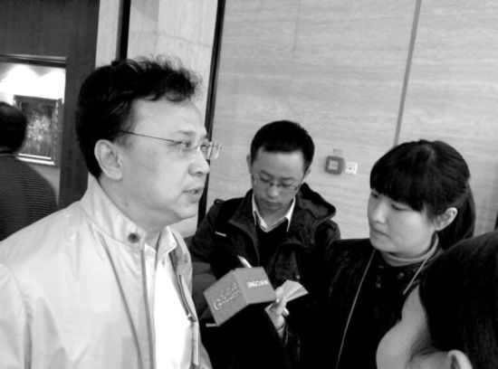 中国红十字会副会长郭长江接受记者采访
