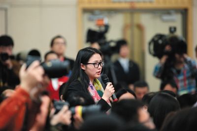 会上,新京报记者得到提问机会,就读者关心的签证政策和海外出行便利、权益保护的措施向外交部部长王毅提问。新京报记者 陈杰 摄 会上,新京报记者得到提问机会,就读者关心的签证政策和海外出行便利、权益保护的措施向外交部部长王毅提问。新京报记者 陈杰 摄