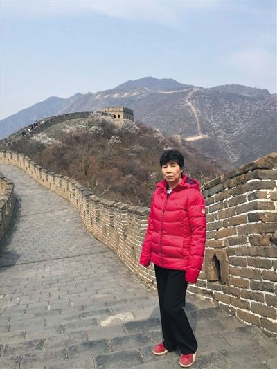 崔洪芳老人生前在长城上的留影。家属供图 崔洪芳老人生前在长城上的留影。家属供图