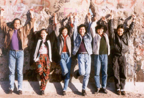 1990年冬天，我和朋友们在柏林墙前。如今除了我，其他的人都在德国。