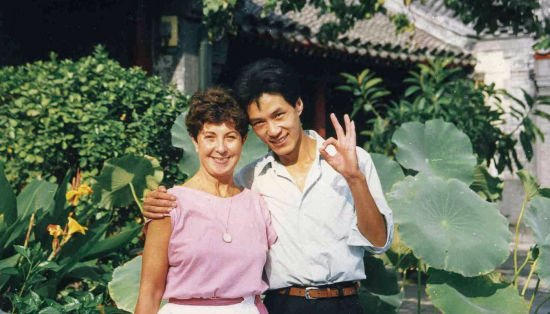 1986年夏天，梅尔辛第二次来到中国，我和同学们到她在北京住的宾馆看望她。