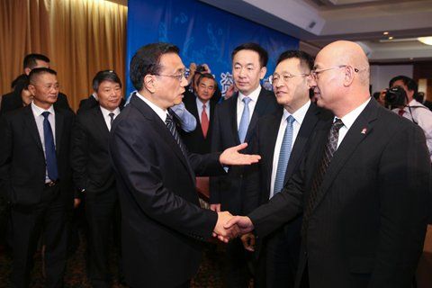 当地时间23日上午，李克强在利马出席秘鲁中资企业座谈会，并与企业员工远程视频交流。图片来自中国政府网