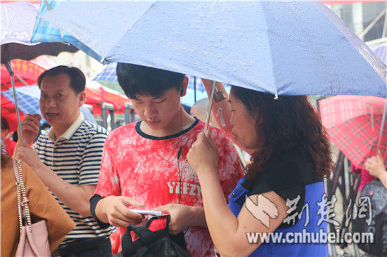 [高考进行时]高考首日迎降雨 考生有序赴考