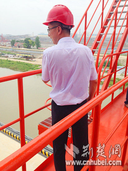 嘉鱼县委书记熊征宇的一天(二):湿透的衬衫见证