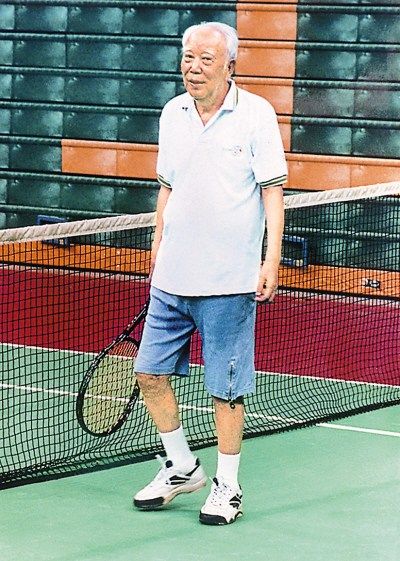 网球在哪里买 万里90高龄仍活跃在网球场 人称“万家球”