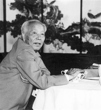 1982年6月19日,中共中央宣传部、文化部为招待文联四届全委会二次会议的代表举办茶话会,万里出席了茶话会。图 王苗/CFP 1982年6月19日,中共中央宣传部、文化部为招待文联四届全委会二次会议的代表举办茶话会,万里出席了茶话会。图 王苗/CFP