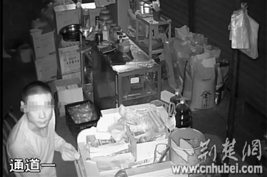 监控拍到嫌疑人高某正在作案 (枝江警方供图) 荆楚网消息(记者 王建锋 通讯员 黎长春 田文君)7月21日,一河北男子高某涉嫌盗窃,在枝江一家网吧内被警方抓获并依法刑事拘留。 据枝江警方介绍,7月13日凌晨,枝江城区经营山杂店的市民张某到公安机关报警,自己山杂店的窗户防盗网前一天夜里被撬开,存放在店内的10多条香烟和2000元现金被洗劫一空。 枝江马家店派出所和刑警大队民警接警后,迅速赶赴现场进行勘查。通过路边的视频监控,成功锁定一矮瘦中年男子,该男子寸头、尖脸,身穿灰色T恤。该男子从路