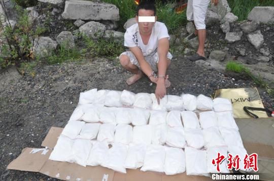 广西警方缴获40公斤毒品 毒贩驾车撞警方侦察
