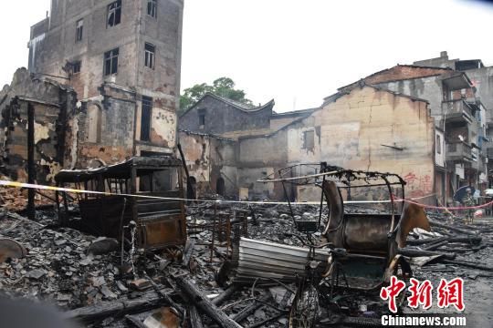 福建宁德千年古镇台风夜突发火灾 烧毁14间民房