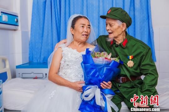 湖南凰抗日老兵病床前拍婚炤