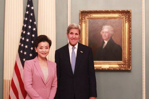 杨澜与美国国务卿约翰·福布斯·克里（右）