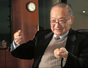 专访金庸:办报纸是拼命写小说是玩玩