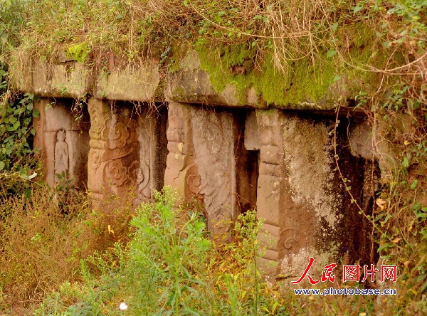 组图:四川岳池发现大面积和尚墓群