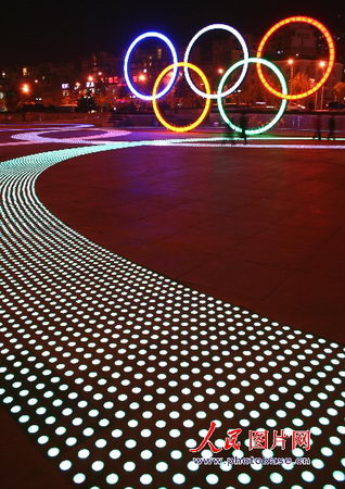 组图:大连广场点亮巨幅奥林匹克五环标志