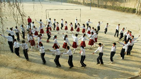 图文:西宁中小学生课间跳起锅庄舞(1)