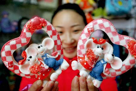 11月26日,安徽淮北一名女孩展示"情侣小老鼠"饰品.