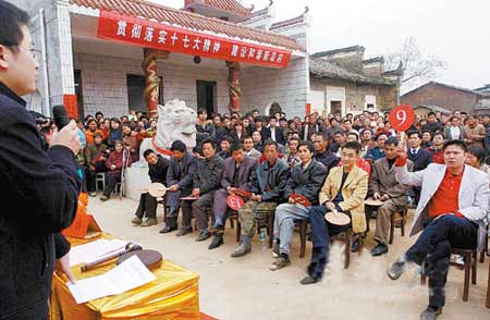 9号出价2700元……"2月10日下午,新余市渝水区姚圩镇年家