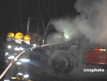 组图:江苏灌南高速路货车发生火灾