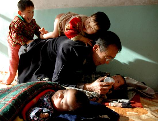 图文:山西原平:农民夫妇18年收养30多名孤残儿(2)