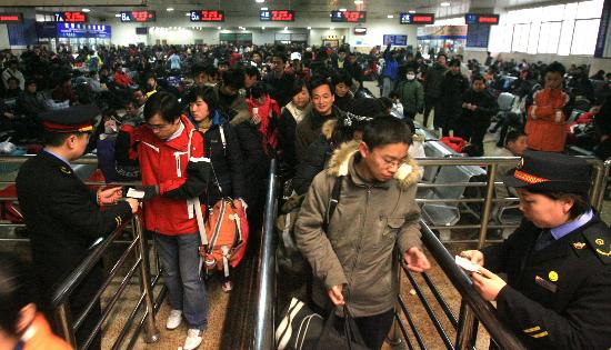 图文:旅客在济南火车站有序检票进站