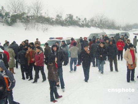 组图：大雪导致合安高速数千人被困