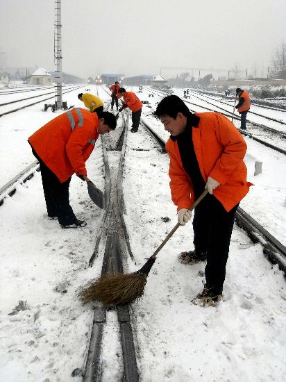 图文:南昌铁路局干部职工在道岔区扫雪除冰