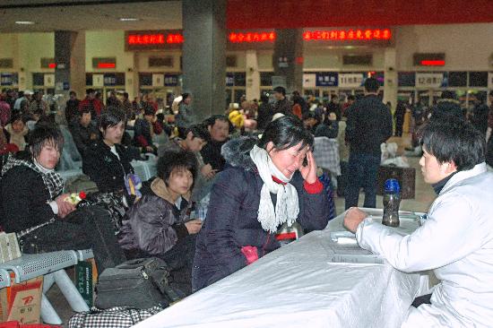 图文:杭州汽车北站值班医生在向旅客询问病情