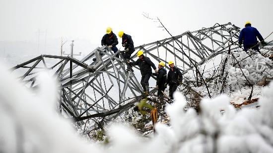 图文:河南电力工程人员在郴州高压电塔上施工