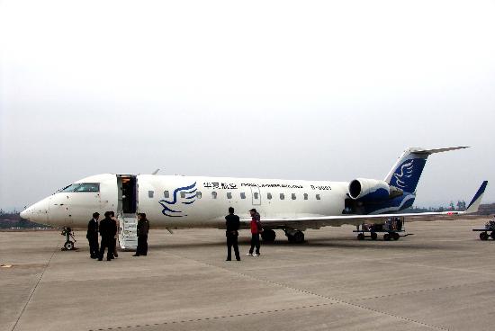 图文:华夏航空公司小型客机停在黎平支线机场