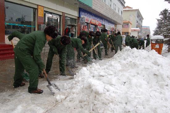 图文:武警官兵在云南迪庆香格里拉大街铲冰除雪