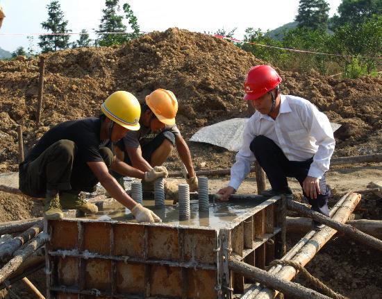 图文:广西电网抗灾殉职职工蒙笑在施工现场