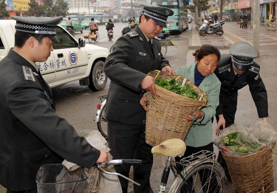 图文:陕西汉中:亲民城管执法队(2)