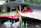 图文:市民临时搭建避震棚